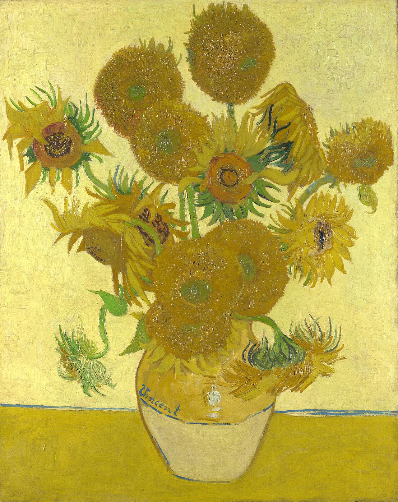 淡い黄色の壁を背に、黄色い花瓶へ挿された15本のひまわり。花瓶に Vincent の署名がある。
