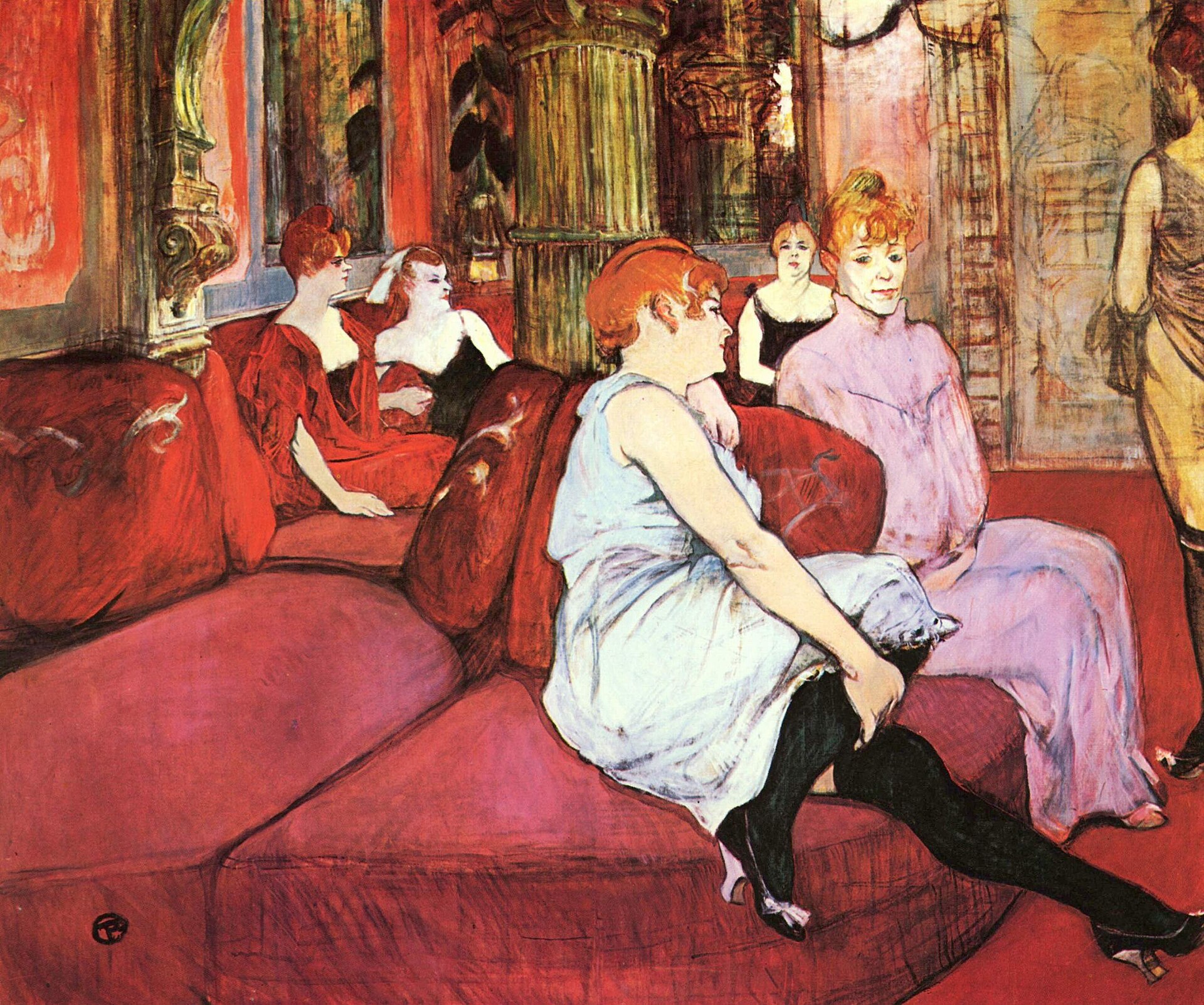 赤い長椅子に座る女性たちが待合室で思い思いの姿勢を取り、奥にも人物が見える。