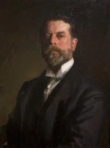 灰色の背景の前で、髭をたくわえたジョン・シンガー・サージェントが正面を見る1907年の自画像。